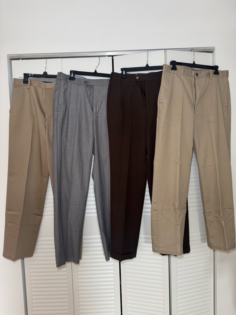 Lot of 4- Mens pants 32x30 Dockers, David Taylor, Roundtree & Yorke